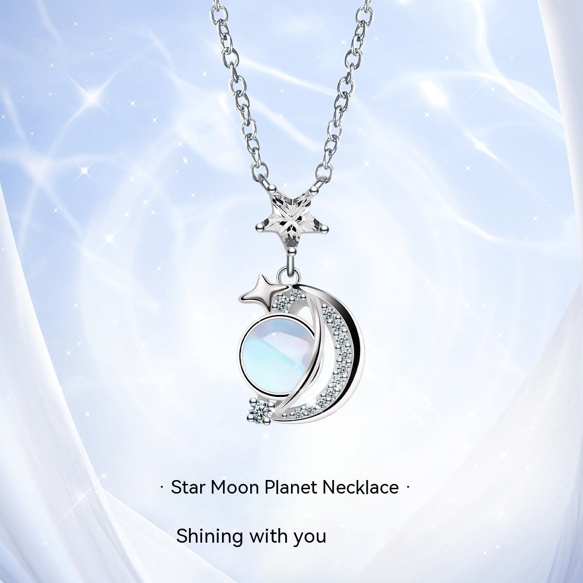 Collar de plata con diseño de estrella y luna en incrustaciones de piedras brillantes.