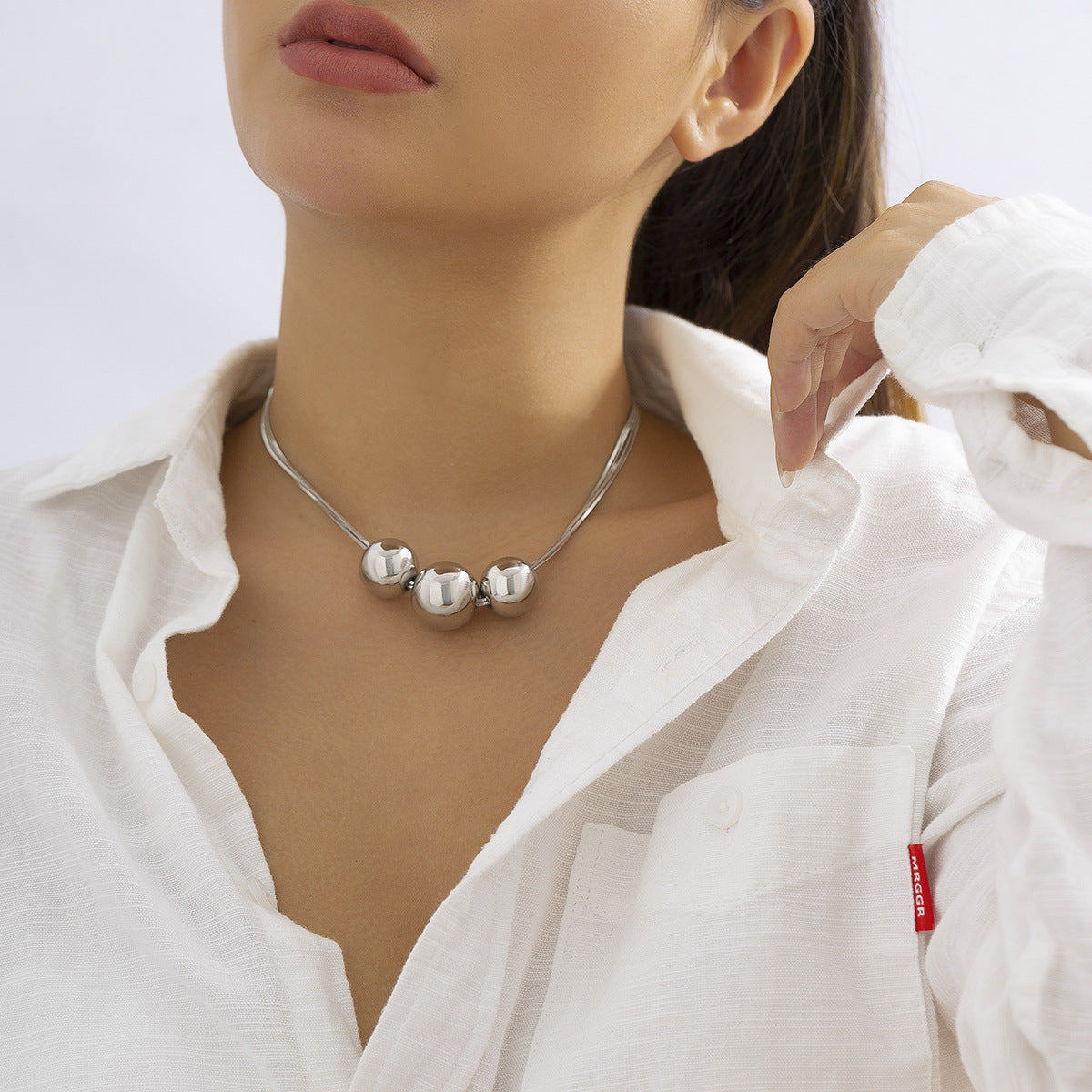 Collar multicapa con bola geométrica en dorado y plateado