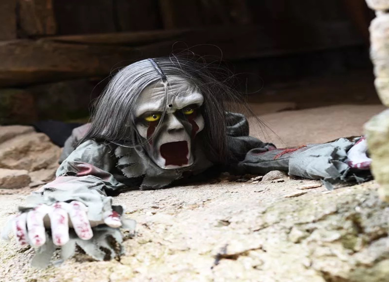 ¡Muñeco que se arrastra aterradora! Fantasma trepador de terror para decoración.