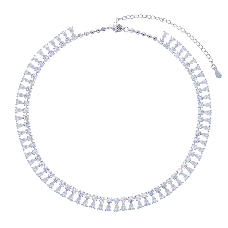 Collar de mujer con incrustaciones de circón