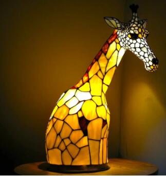 Escultura de imagen de animal extraño mágico con adornos de luz coloridos