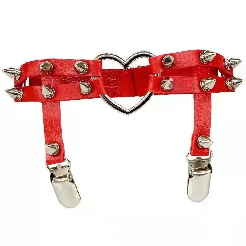 Cadena tipo gargantilla ajustada al cuello de piel en forma de corazón con remache de punta y adorno gótico punk