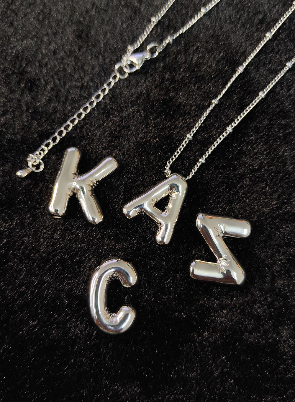 Hermoso collar con dije de Letra Cobre Brillante Plata