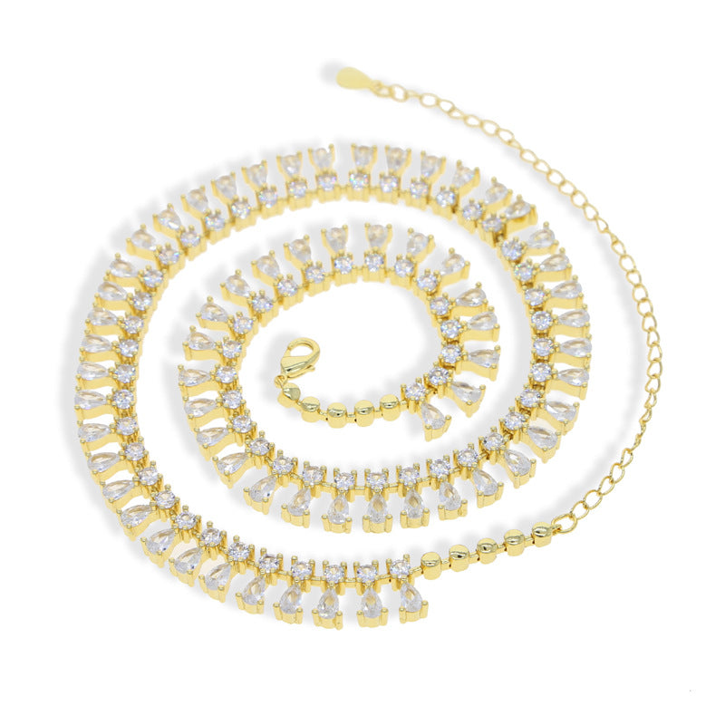 Collar de mujer con incrustaciones de circón
