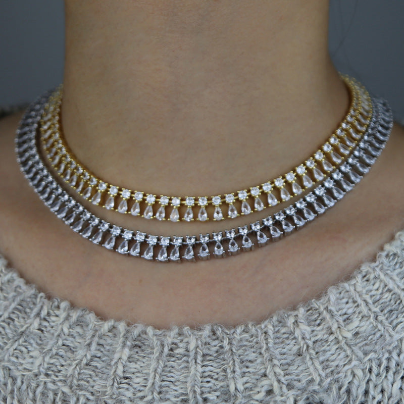 Collar de mujer con incrustaciones de circón