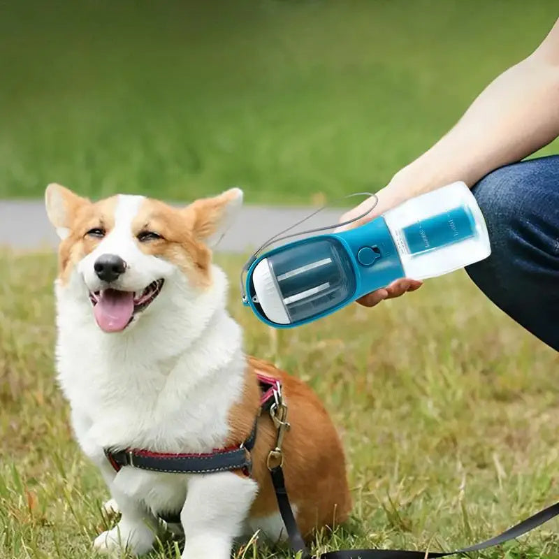 Botella Multifuncional para Mascotas 3 en 1, Vaso Portátil – Agua, Comida y Bolsas en un Solo Click