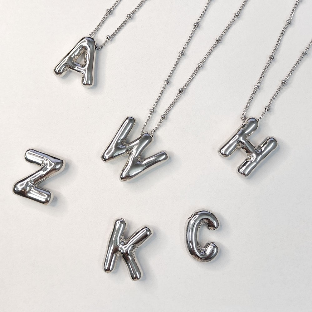 Hermoso collar con dije de Letra Cobre Brillante Plata