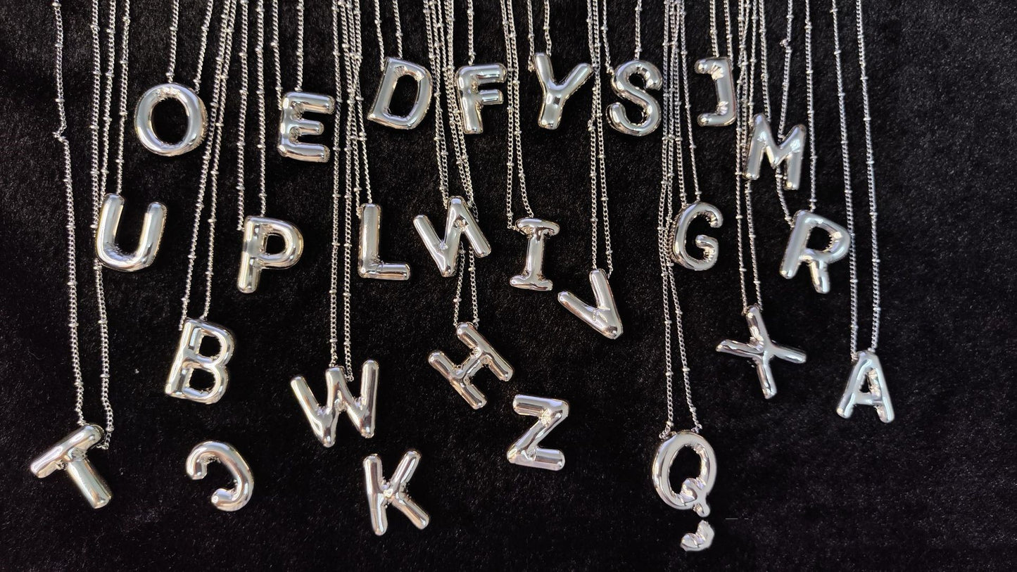 Hermoso collar con dije de Letra Cobre Brillante Plata