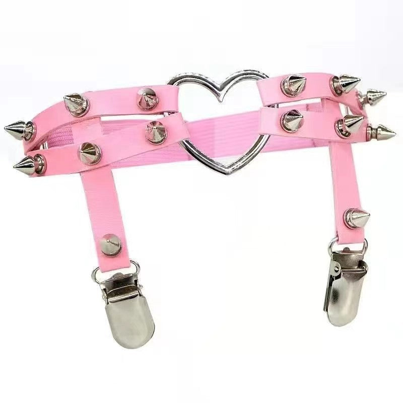 Cadena tipo gargantilla ajustada al cuello de piel en forma de corazón con remache de punta y adorno gótico punk