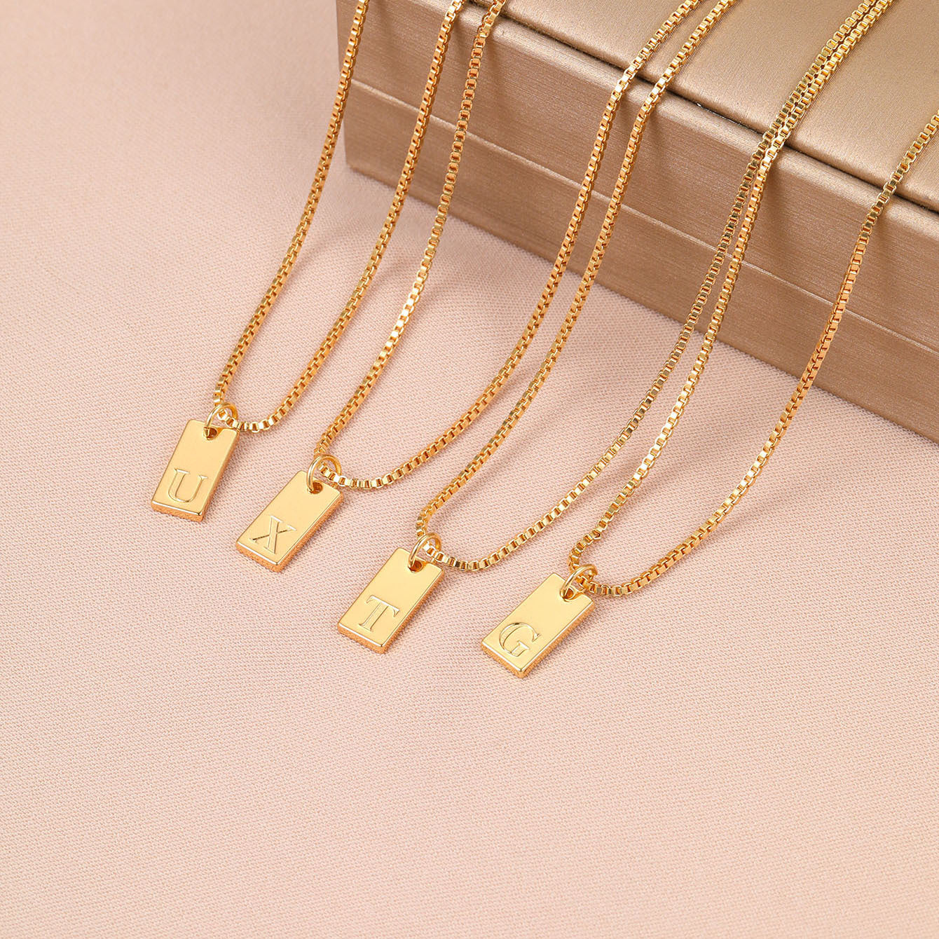 Collar dorado con dije de letra de tu elección, diseño de calidad y belleza.