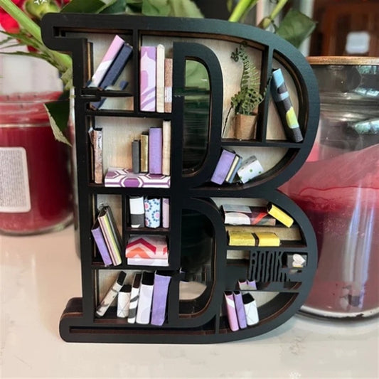 Estantería en miniatura para amantes de los libros con inicial personalizada.
