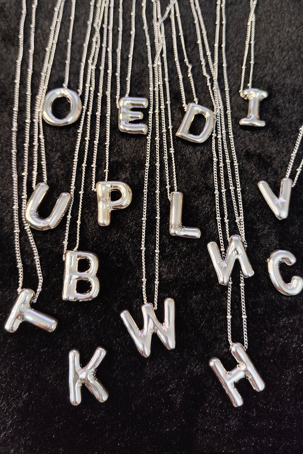Hermoso collar con dije de Letra Cobre Brillante Plata