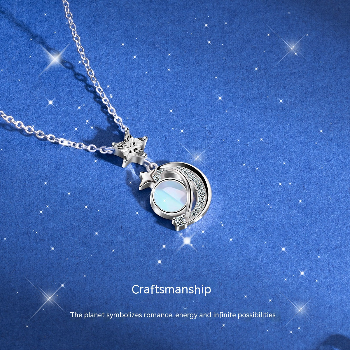 Collar de plata con diseño de estrella y luna en incrustaciones de piedras brillantes.