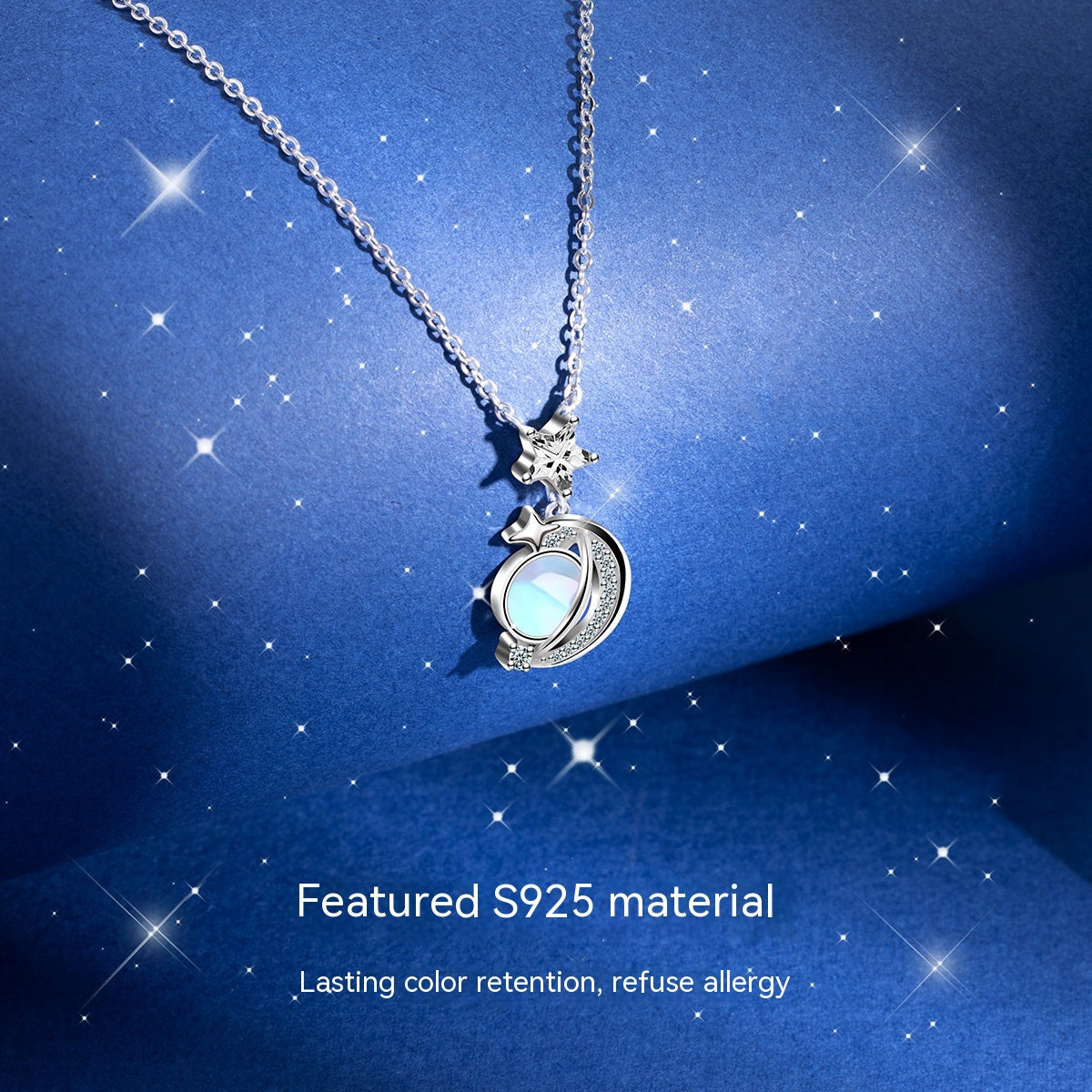 Collar de plata con diseño de estrella y luna en incrustaciones de piedras brillantes.