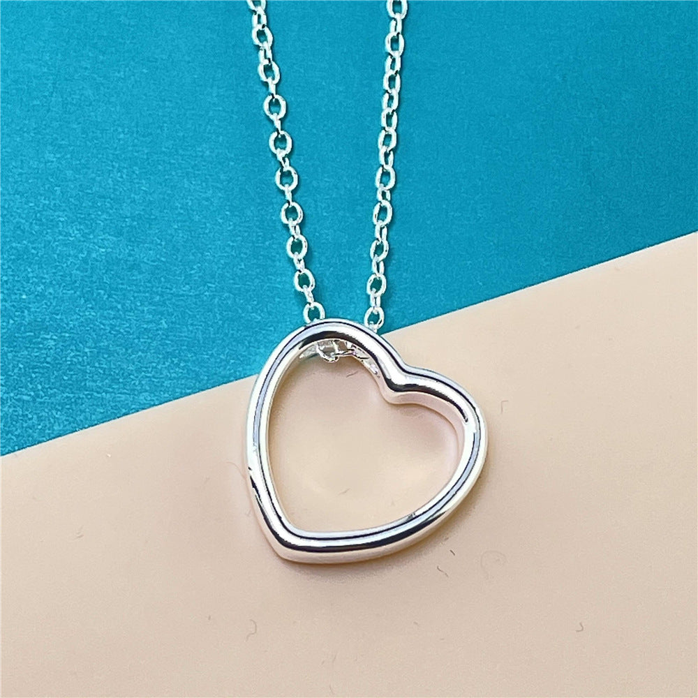 Collar De Corazón en color plata, hermoso collar con dije de corazón