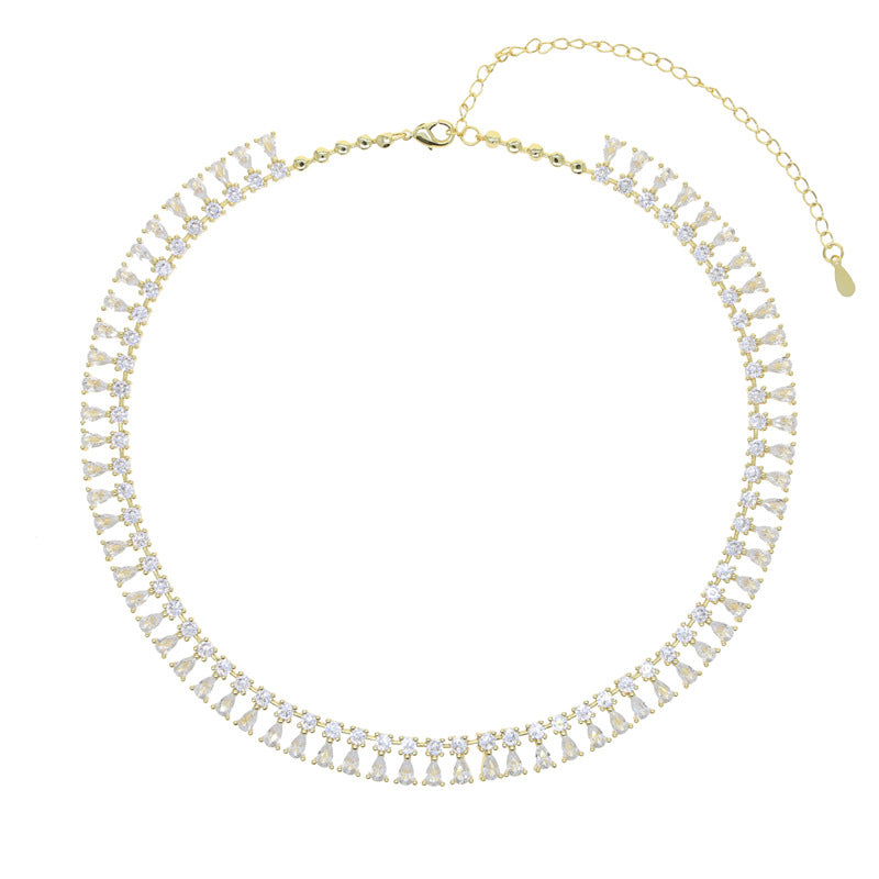 Collar de mujer con incrustaciones de circón