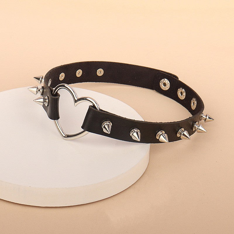 Cadena tipo gargantilla ajustada al cuello de piel en forma de corazón con remache de punta y adorno gótico punk