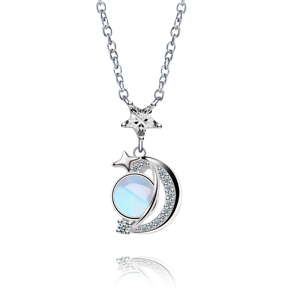 Collar de plata con diseño de estrella y luna en incrustaciones de piedras brillantes.