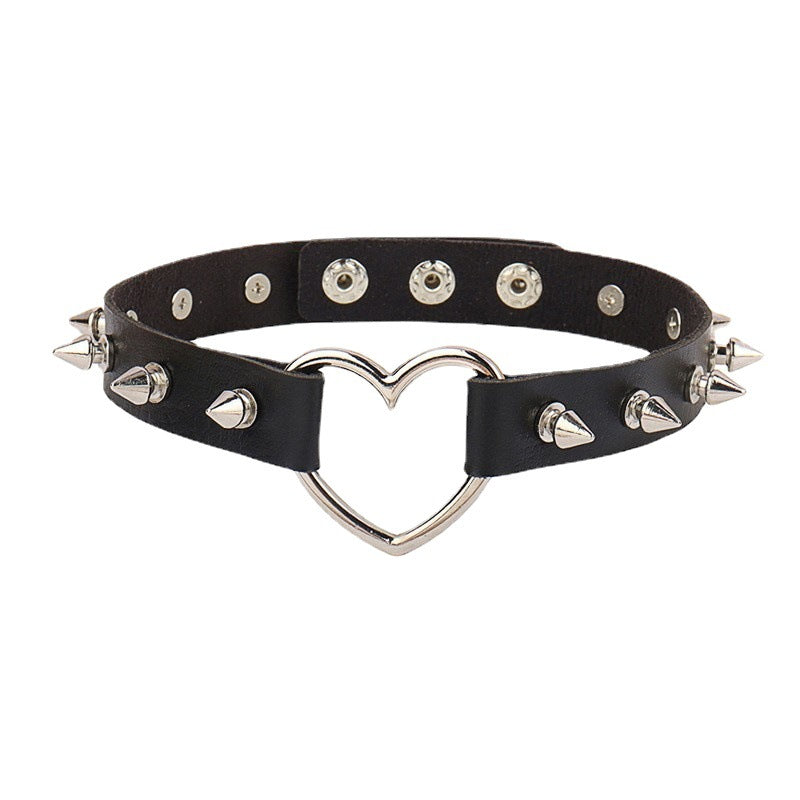 Cadena tipo gargantilla ajustada al cuello de piel en forma de corazón con remache de punta y adorno gótico punk