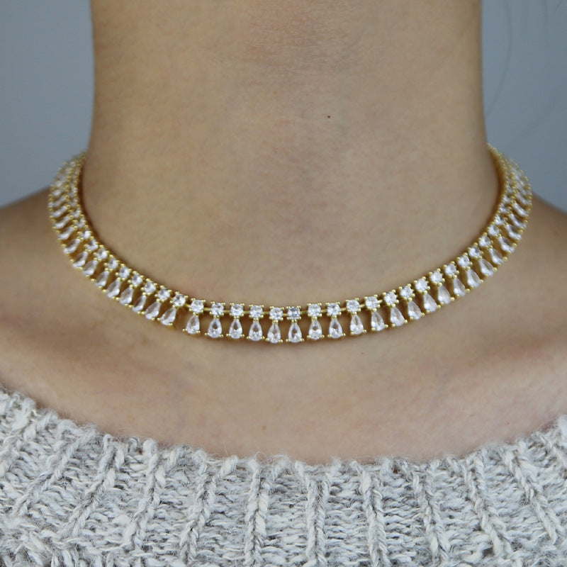 Collar de mujer con incrustaciones de circón