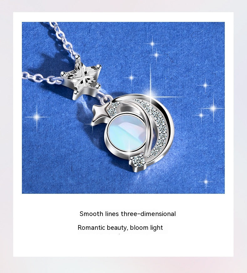 Collar de plata con diseño de estrella y luna en incrustaciones de piedras brillantes.