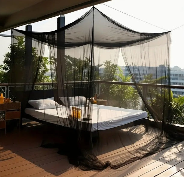 Mosquitera de cuatro puertas para exteriores.