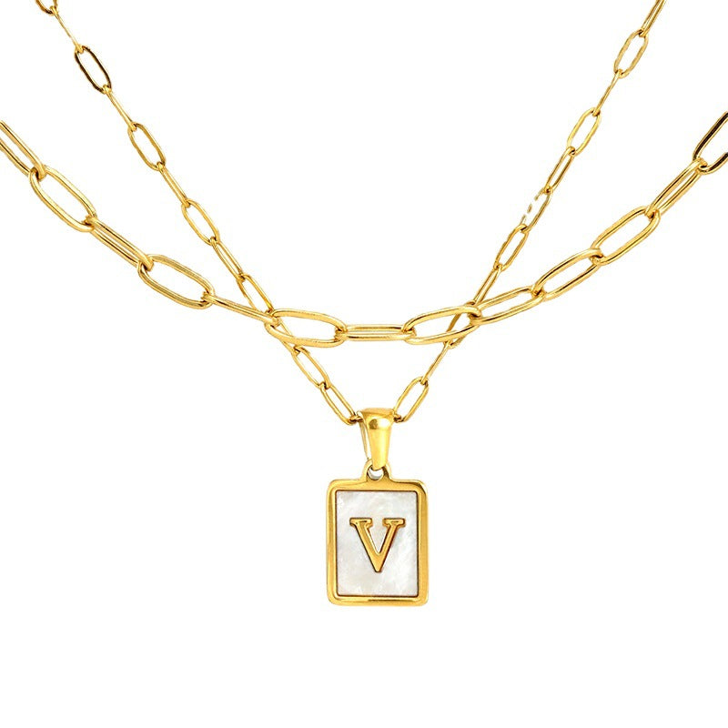 Collar con letras con fondo de concha nacar con clip de acero inoxidable , baño dorado de calidad