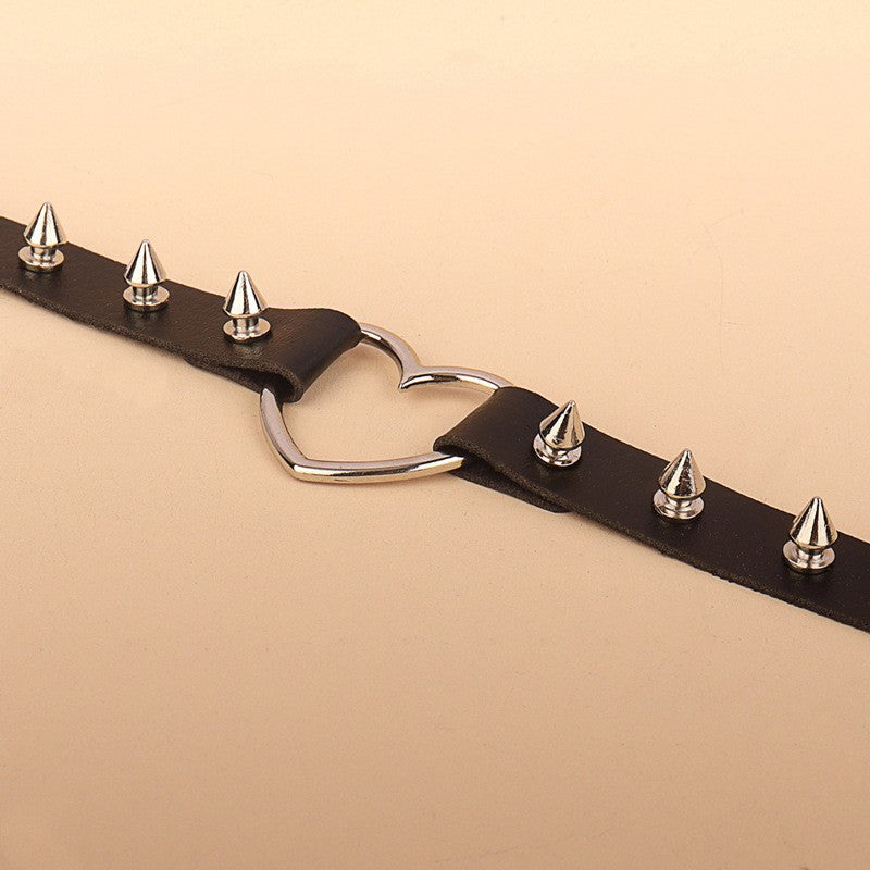 Cadena tipo gargantilla ajustada al cuello de piel en forma de corazón con remache de punta y adorno gótico punk