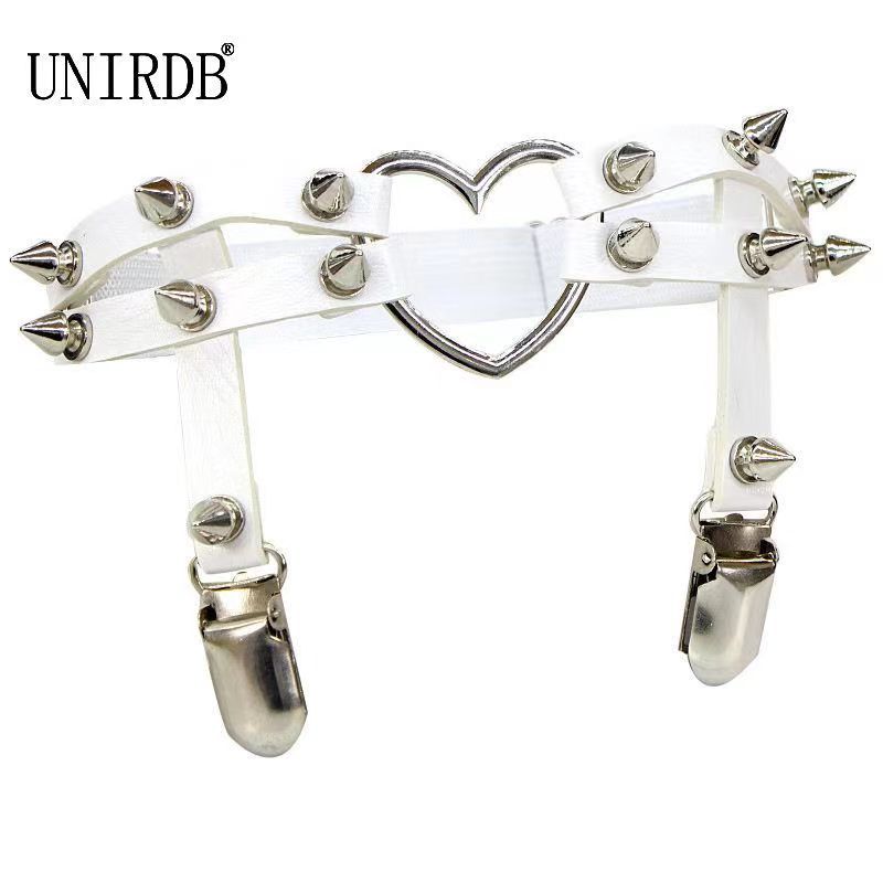 Cadena tipo gargantilla ajustada al cuello de piel en forma de corazón con remache de punta y adorno gótico punk
