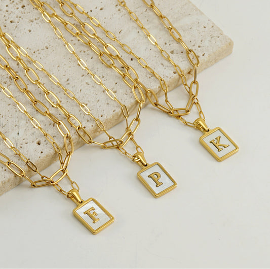 Collar con letras con fondo de concha nacar con clip de acero inoxidable, baño dorado de calidad