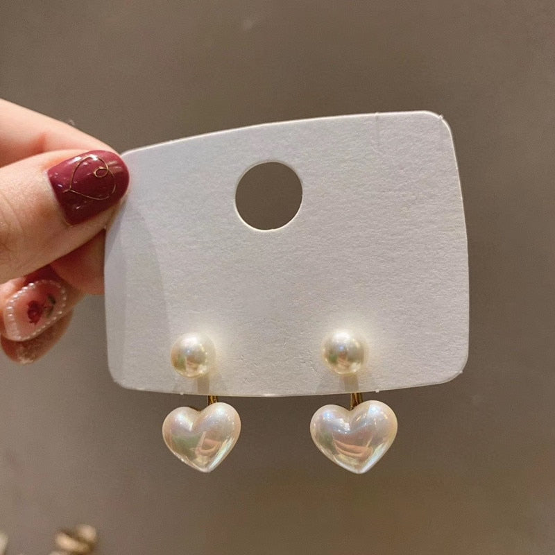 Pendientes de perlas de amor pequeños y simples con aguja de plata