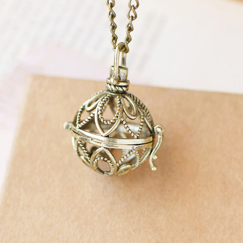 Colgante Artístico en Bronce Antiguo: Un Secreto Guardado en un Corazón