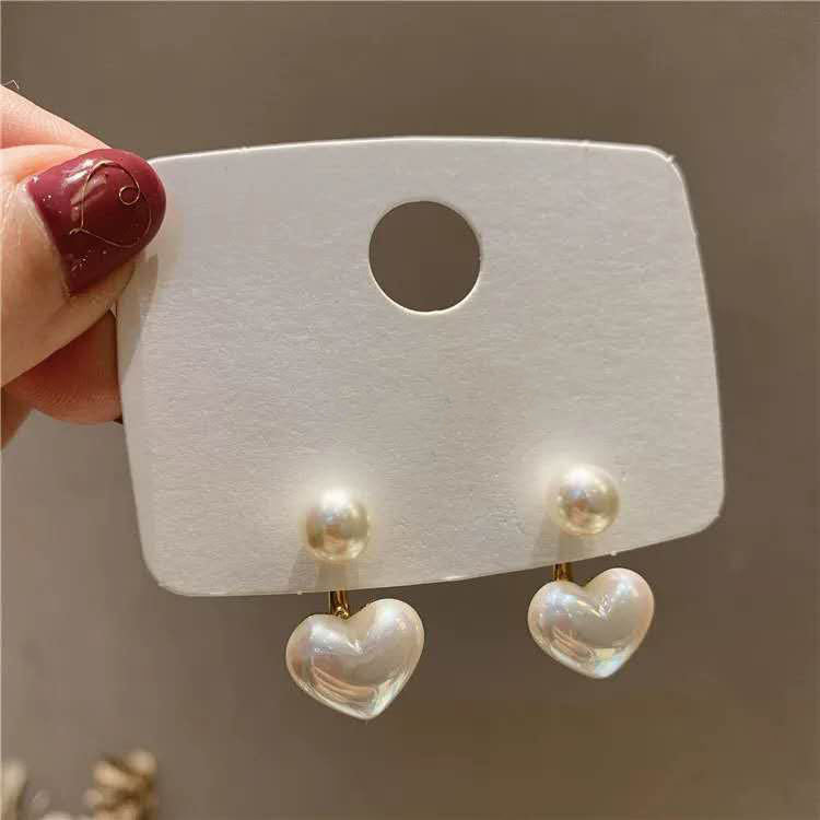 Pendientes de perlas de amor pequeños y simples con aguja de plata