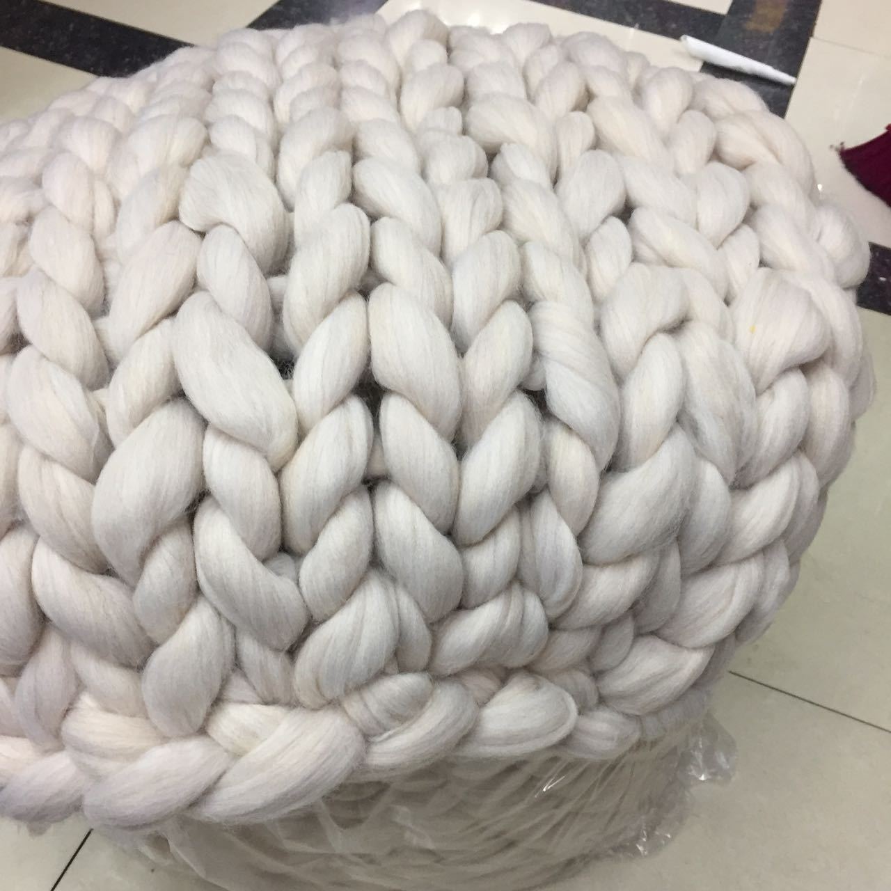 Cobija Artesanal de Lana Merino para Sofá y Cama — Estilo Moderno y Acogedor