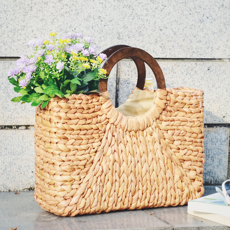 Bolsa de ratán para la playa, maravilloso bolso tejido en ratán, liviano y con un diseño exclusivo que adorna tu outfit para el mar y la arena.