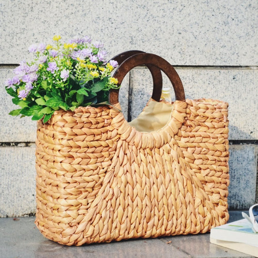 Bolsa de ratán para la playa, maravilloso bolso tejido en ratán, liviano y con un diseño exclusivo que adorna tu outfit para el mar y la arena.