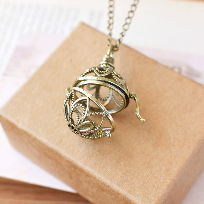 Colgante Artístico en Bronce Antiguo: Un Secreto Guardado en un Corazón