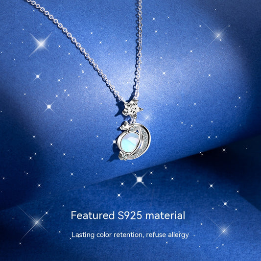 Collar de plata   con diseño de estrella y luna en incrustaciones de piedras brillantes