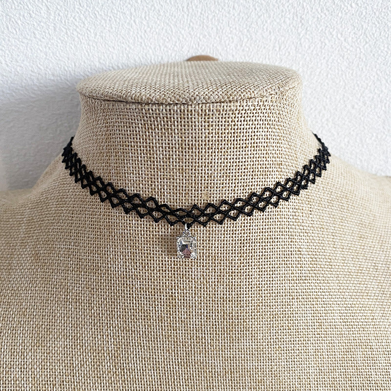 Collar de borlas de cinco puntas estilo gargantilla en distintos estilos color negro, excelente para tu outfit de noche