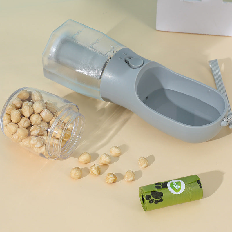 Botella Multifuncional para Mascotas 3 en 1,  Vaso Portátil – Agua, Comida y Bolsas en un Solo Click